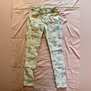 Old Navy The Rockstar mid-rise Camouflage camo Skinny Jeans pants, size 6 GUC